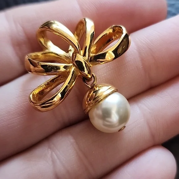 Nolan Miller Gold Bow Pearl Pendant - Picture 5 of 7